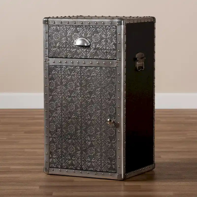 Cabine de toilette Baxton Studio Cosette Vintage Industrielle en métal argenté à accents floraux