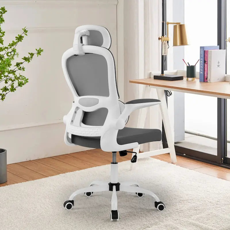 Chaise de bureau ergonomique à dossier haut en maille, idéale pour les petits travaux à domicile.