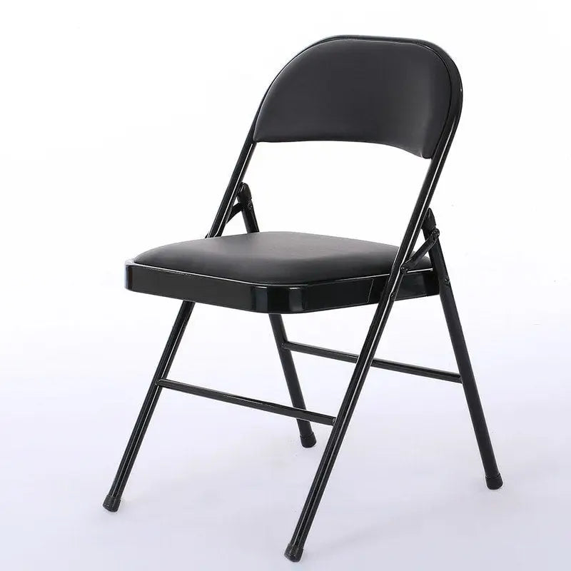 Lot de 4 chaises pliantes noires avec assise rembourrée en cuir.