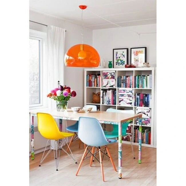 Ensemble de 2 chaises Eiffel design en plastique, pieds en bois massif, style rétro, coque moulée, idéales pour la salle à manger, l'hôtel, la cuisine ou la chambre.