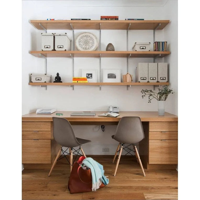 Ensemble de 2 chaises Eiffel design en plastique, pieds en bois massif, style rétro, coque moulée, idéales pour la salle à manger, l'hôtel, la cuisine ou la chambre.