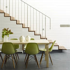 Ensemble de 2 chaises Eiffel design en plastique, pieds en bois massif, style rétro, coque moulée, idéales pour la salle à manger, l'hôtel, la cuisine ou la chambre.